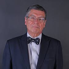 Decano Facultad de Economía, Gobierno y Comunicaciones, Luis Riveros  Cornejo