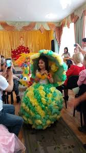 платье из подручных материалов своими руками на конкурс для детей Plate Iz Bumazhnyh Salfetok Fashion Necklace Lei Necklace