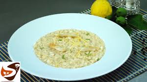Stendere su grandi piatti piani il riso carnaroli, il merluzzo dorato, la salsa di sugo verde con le vongole. Risotto Con Branzino E Limone Primi Piatti Risotto With Sea Bass And Lemon Youtube