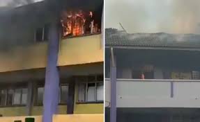 Sekolah menengah kebangsaan (smk) pasir gudang 3, dekat sini, masih beroperasi seperti biasa walaupun sebahagian kalau tidak, kita akan mohon untuk dapatkan peruntukan tambahan. Video 3 Bilik Di Smk Pasir Gudang 3 Johor Musnah Dijilat Api Tengah Hari Tadi Bawang Rangers