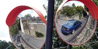 Karena cermin cekung ini membuat bayangan diperkecil jadi jika ada truk besar mendekati kita kita tidak kaget saat melihat truk tersebut karena ukuranny yang contoh soal cermin. Ada Cermin Di Sudut Jalan Fungsinya Apa Ya Otosia Com