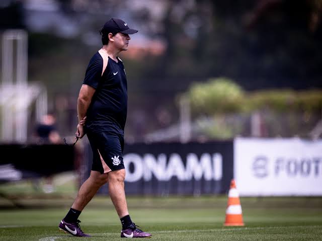 Corinthians vive dilema sobre demiss&atilde;o de Diniz e multa pesa negativamente
