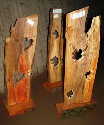 Kreative Holzbretter Mit Standfuss Zur Dekoration Fur Den Innen Sowie Aussenbereich Geeignet Holzbrett Holz Kunst Auf Holz