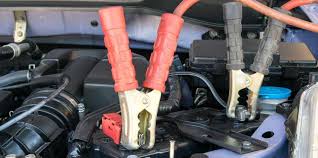 Una seconda auto con batteria funzionante, controllando che la batteria dell'auto soccorritrice sia dello stesso voltaggio della tua (normalmente 12v). Come Caricare La Batteria Della Macchina Consigli Pratici