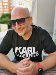 Poprosíme o pomoc s hledáním, sdílením... Valentin Toma (Rumun) věk 42 let  Vlasy hnědé barvy, Oči zelené Výška 1,75 Ztratil se 10.3.2024 a naposledy  byl viděn na nádraží v Praze. V hledani