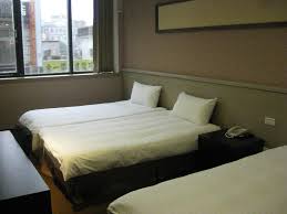 我冀望，承億文旅不只是旅店， 而是每個旅者的「他方歸屬」。 在故鄉、本家之外， 有沒有一個地方能夠讓人忘卻那些碎日子的紛擾？ 佇立於都邑市井之間， 我們探尋當地每個角落與城市肌理、文化內涵的相契， 期盼與旅人一同在此發現驚喜、感受生活。 å®ç¦æ—…åº— é‡'é–€ç¸£ä½å®¿ åœ‹æ—…å¡ å•†å‹™å‡ºå·®è«‹æ¬¾æ†'è­‰ å…è²»wifi é™„è´ˆæ—©é¤ åœè»Šå ´