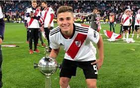 Julián álvarez (born 31 january 2000) is an argentine footballer who plays as a right winger for italian club parma. Julian Alvarez E Sondado Pelo Almeria Futebol Na Veia