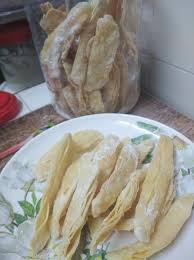 Beberapa zat yang terkandung di dalam lidah buaya adalah gula, sejumlah enzim, vitamin, mineral, sterol, saponin, asam amino, asam salisilat, serta senyawa khusus, seperti anthraquinones. Inilah Cara Step By Step Buat Kuih Lidah Buaya Yang Crunchy Manis