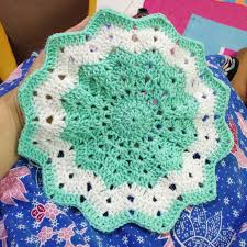 1) ibu sedang menjahit alas meja. Mengait Alas Meja Bintang Crochet Asma Felt Box