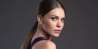 Aslı enver, 10 mayıs 1984 tarihinde londra'da dünyaya gelmiştir. Asli Enver Talks About Her Character In New Turkish Drama Babil Turkish Celebrity News
