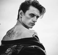 The dunhill Autumn Winter 2025 collection presented an evolution of  traditional British style, tailored for the discerning contemporary  gentleman. Guests, surrounded by the grandeur of one of the world's oldest  member's clubs,