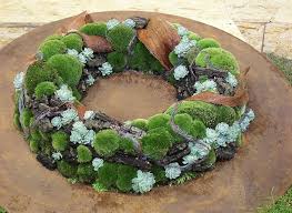 Einen kranz mit moos selber basteln. Pin Von Anneliese Kofler Auf Turkranze Advent Weihnachten Mooskranz Blumen Zur Beerdigung Trauerfloristik