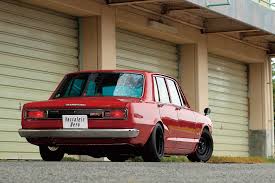 多用されるウッドパネルが特徴 そんなレースでの活躍を見たり聞いたりして gt rに憧れ 手に入れるオーナーが数多く存在する そんなgt rフリークの1人が 今回紹介する佐藤琢美さんだ 20代後半の頃に69年式pgc10を手に入れ 3 4年か 日産スカイライン スカイライン