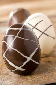 · these chocolate egg nest cookies are so cute and delicious! Huevos De Pascua Revista Ovo De Pascoa Bolos De Pascoa Ovo De Pascoa Recheado