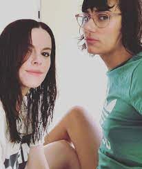 She was originally signed to columbia records as an artist and now focuses on writing and production for other artists. Teddy Geiger Bio Net Worth Affair Wife Engaged Songs Band Albums Age Facts Wiki Schitt S Creek Star Emily Hampshire Awards Transgender Gossip Gist