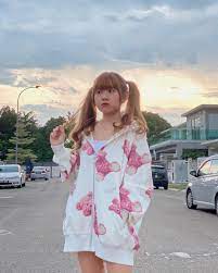 43 9k 個讚 491 則留言 instagram 上的小粉底在此 findyyyy 我来啦 你们喜欢绑马尾的女生还是双马尾的女生 好久没发照片啦随便拍几张 fashion dresses floral tops