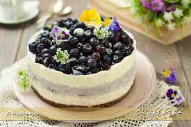 250 g di philadelphia 2 cucchiai di zucchero a velo 200 ml di panna fresca da montare 2 fogli di gelatina (5 g) 2 cucchiai di latte 150 g di mirtilli freschi foglie di menta. Cheesecake Ai Mirtilli