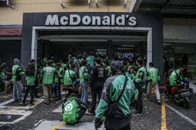 Kepopulerannya bukan hanya terjadi di negera asal maupun negera tetangga, namun juga hingga ke indonesia. Penggemar Bts Di Indonesia Mengumpulkan Rm44 000 Untuk Pengendara Pengiriman Makanan