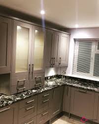 Beyaz mutfak dolaplarında kullanılan mobilya boyanız lake boya olursa, lake boyanın canlı ve parlak rengini mutfak dolabınıza aktarmış olursunuz. L Tezgahlar Ev Duzenleme