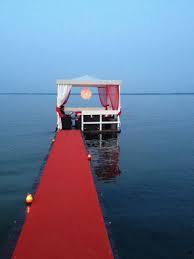 Heaven Pour Tous Ces Repas Les Pieds Dans Le Sable Face Au Lac Avec Une Ambiance Feerique Un Dream Vacations Travel Around The World Around The Worlds