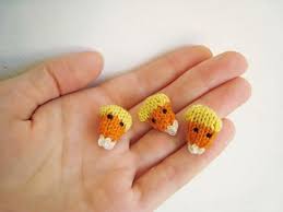 Knitting patterns for halloween decorations and costumes. 25 Adorable Diy Halloween Decorations You Can Knit Or Crochet Today Diy Crafts