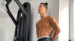 He's considered one of the greatest and highest paid soccer players of all time. Cristiano Ronaldo Fordert Seine Fans Heraus Serie A Sportnews Bz