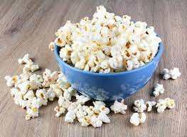 Premium Photo | Tasty popcorn in the plate on wooden table