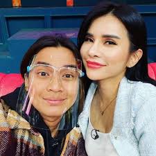 8 Potret Mesra Billy Syahputra dan Maria Vania yang Dikabarkan Dekat, Umbar  Momen Pelukan Hingga Cium Kening