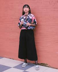 Wahai saudariku muslimah, wanita adalah kunci kebaikan suatu umat. Kembali Hits Intip 10 Inspirasi Padu Padan Outfit Bertema Retro