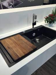 zwarte spoelbak met houten inleg snijplank keuken idee keuken ideeen keukeninrichting