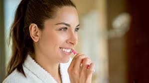 Mix half a teaspoon of hydrogen peroxide with one teaspoon of baking soda to the consistency of toothpaste. Vj3fn6lfl0y9mm