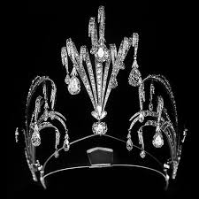 The queen wore it on the occasion of her golden wedding day, this emerald brooch is left to her from her grandmother queen mary in 1953. Tiaras And Crowns The Waterfall Tiara Created By Chaumet For The