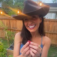 caroline donovan (@caro_dono)