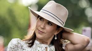 Dronning Marys uheldige sommer: Påkørt, plaster og plet i øjet