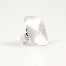 Cette bague est ajustable selon la taille de votre doigt. Grosse Bague En Argent Massif De Type Contemporain Ajustable Bague Chic Et Elegante Bague Argent Bague Argent Massif Bague