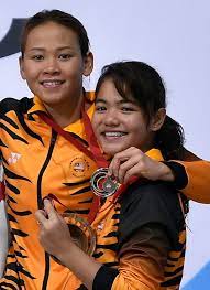 Beliau telah mendapat pingat gangsa di acara sukan terjun di sukan komanwel 2014 dalam acara wanita 10 meter platform segerak dengan pandelela rinong. Starsport On Twitter Here S Pandelela R And The Younger Nur Dhabitah Sabri With Their 10m Platform Synchro Bronze Medals Glasgo2014 Http T Co 164km5bg7r