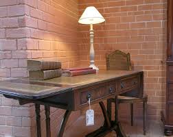 Bureau Style Louis Philippe Avec Sous Main En Cuir Z Amp P Une Boutique Conviviale 600m D Amp 39 Mobilier De Salon Decoration Interieure Sous Main