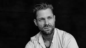 Martin findet auch heraus, dass rauhweiler sich für das ende eines embargos für waffenverkäufe an zahiristan einsetzt. Interview Philipp Leinemann Uber Seinen Film Das Ende Der Wahrheit Epd Film
