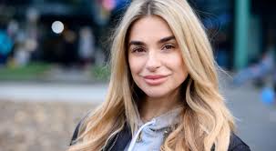 Op instagram deelt hij drie foto's van zijn nieuwe vriendin dhena florance, waarop de twee onder meer knuffelend te zien zijn. Dit Is De Nieuwe Liefde Van Gaby Blaaser