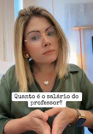 Você sabe quanto recebe um professor ou pelo menos deveria receber por lei?  Assita ao vídeo e confira quanto um professor deve receber como piso  salarial para 2025. O piso salarial dos professores em ...