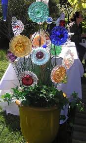 Gardenfuzzgarden Com Thrift Store Glass Plates Into Garden Flowers Gardenfuzzgarden Com Glass Garden Art Garden Art Garden Whimsy