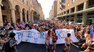 Londa arcobaleno del Pride a Bologna