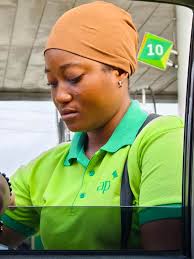 汽油从195奈拉一升到950奈拉一升只用了一年半的时间。黑市最高时涨到了1500奈拉一升。 一个国家选出一个好的领导人至关重要！