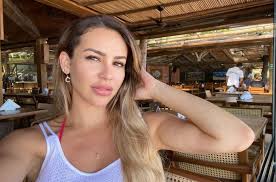 It is broadcast by tva and was the main competitor of the quebec incarnation of loft story. Cintia D Occupation Double Se Bricole Un Bikini En Ruban Electrique