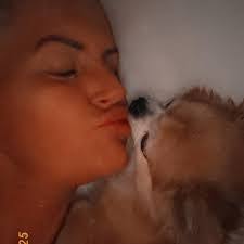 Lorna Oneill's Instagram, Twitter & Facebook