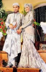 Baju jawi jangkep merupakan pakaian khusus pria yang terdiri dari atasan beskap motif bunga dan kain jarik sebagai bawahannya. Baju Jawa Rumah Pengantin