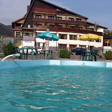 Situat în bran, la mai puţin de 1 km de castelul bran, bran chalet vă oferă șase camere duble cu balcon si două camere duble superioare, dotate cu baie. Piscina Bran Str Predelut 101 Bran 2021