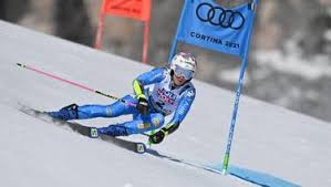 Le bandiere delle federazioni sportive delle nazioni partecipanti pubblico numeroso assiste alla gara di slalom gigante femminile fasi della gara erika metzer, con il numero 3. 7kphi3e2 Tkjlm