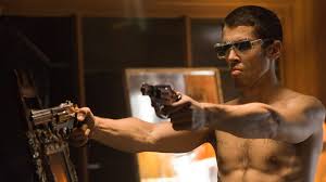 Ce qui ne l'empêche pas de savoir à qui graisser la patte et de pouvoir faire pression sur n'importe quel ministre, promoteur immobilier ou malfrat en vue. Guy Ritchie Says Rocknrolla 2 Is Ready To Go