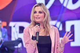 Mi sento imbarazzata, devo vincere un muro. Oggi In Tv Da Noi A Ruota Libera Con Francesca Fialdini Tanti Ospiti Nel Pomeriggio Della Domenica Di Rai1 Puntozip